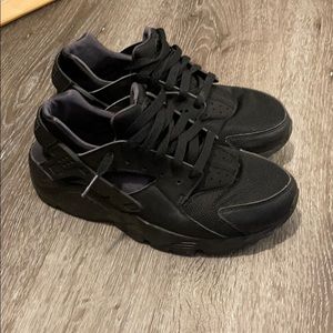 Black NIKE HURACHES GS size 6.5 RUNS SMALL